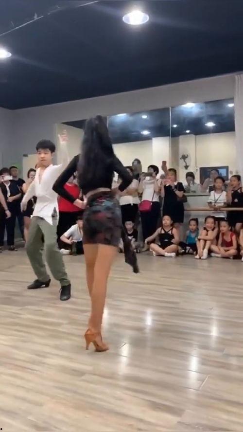 女孩跳拉丁舞视频,女孩拉丁舞姿惊艳全场