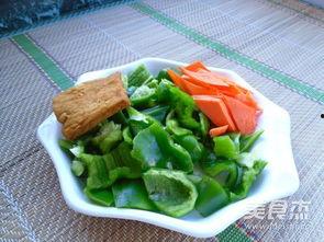 青椒炒视频,青椒炒肉，色香味俱全的快手佳肴