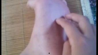 男人挠脚心视频,男人间的神秘互动瞬间